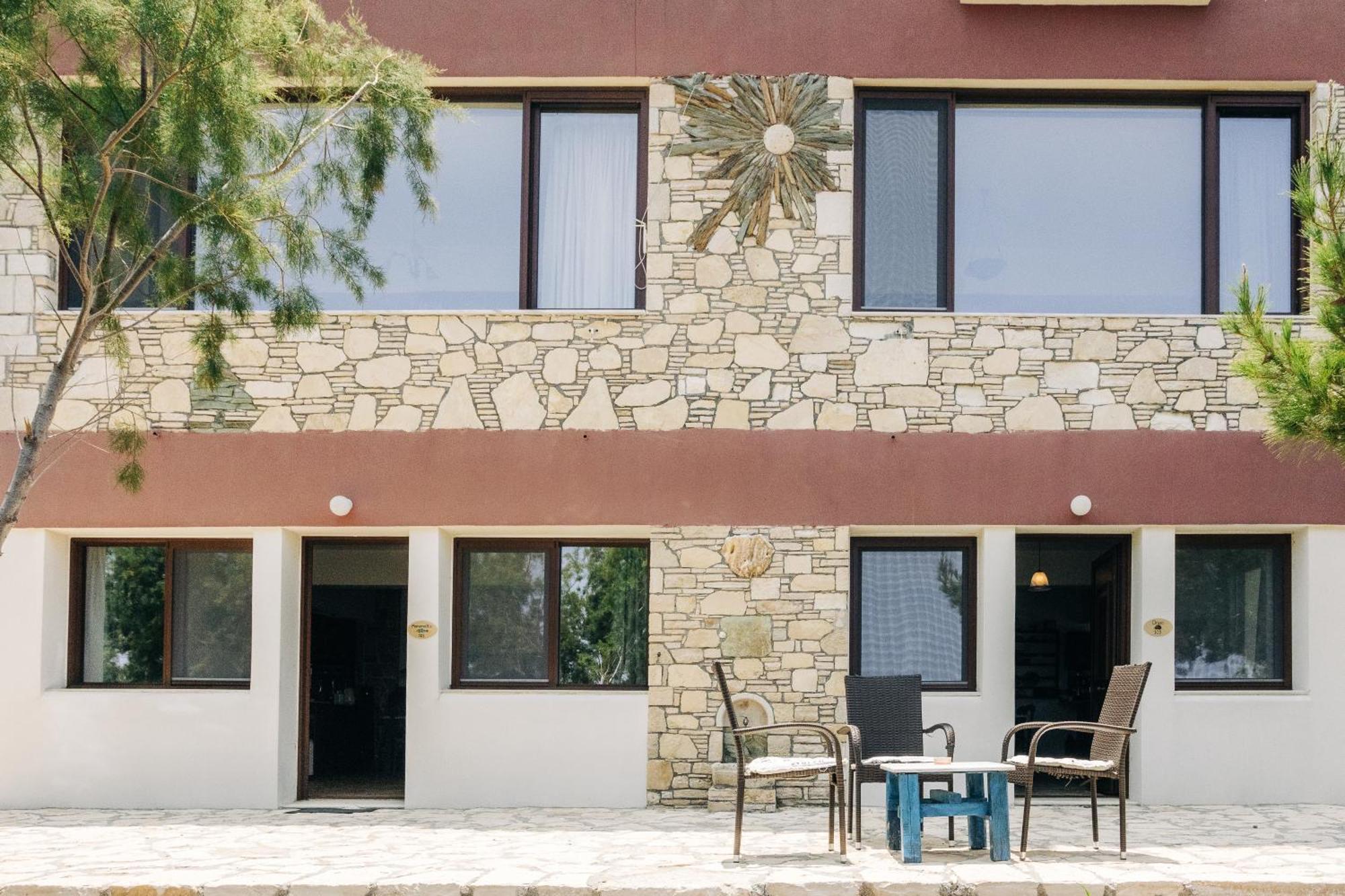 Aparthotel Iliatoras à Agia Pelagia  Extérieur photo